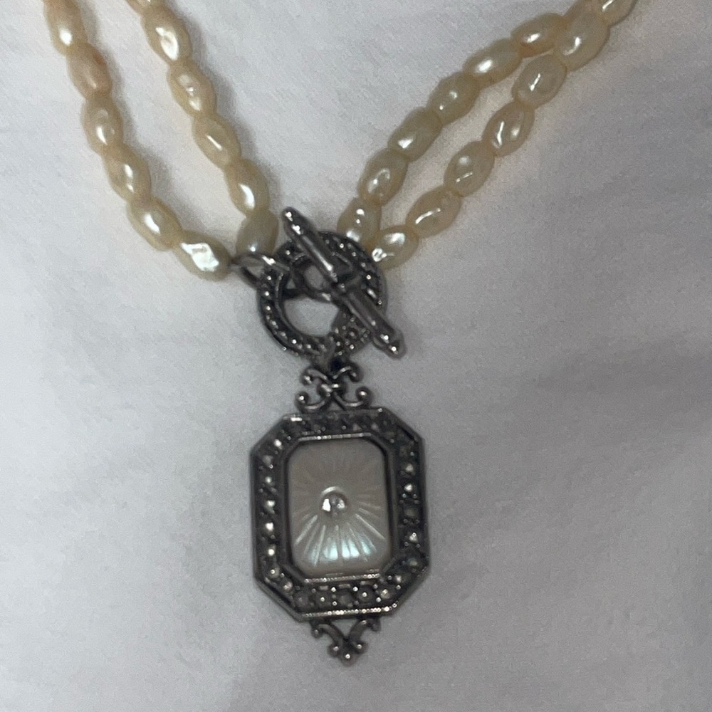 Avon Vintage style silver-tone faux freshwater pearl strand rhinestone pendant